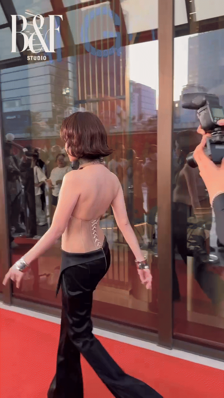 Mẹ bỉm Sam lần đầu dám làm điều này trên thảm đỏ - Ảnh 2. Mẹ bỉm Sam lần đầu dám làm điều này trên thảm đỏ - Ảnh 2.