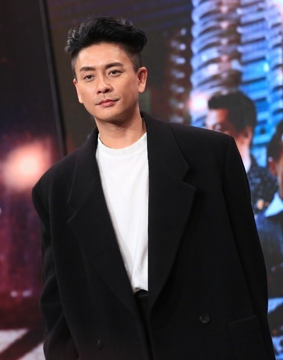 “Tóm dính” nam thần hạng A dạo phố cùng gái lạ, ngoại hình hốc hác đến khó tin - Ảnh 6. “Tóm dính” nam thần hạng A dạo phố cùng gái lạ, ngoại hình hốc hác đến khó tin - Ảnh 6.