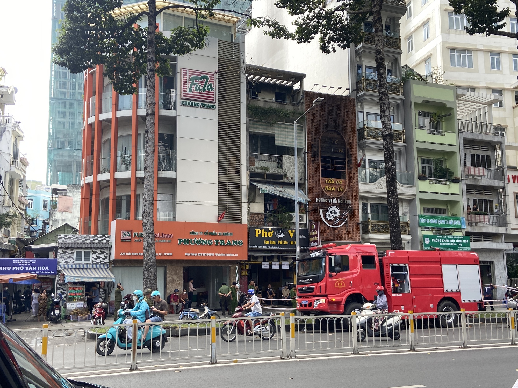 Xót xa vụ cháy quán ăn ở TP.HCM: 4 người tử vong, 3 mẹ con thương tâm - Ảnh 1.