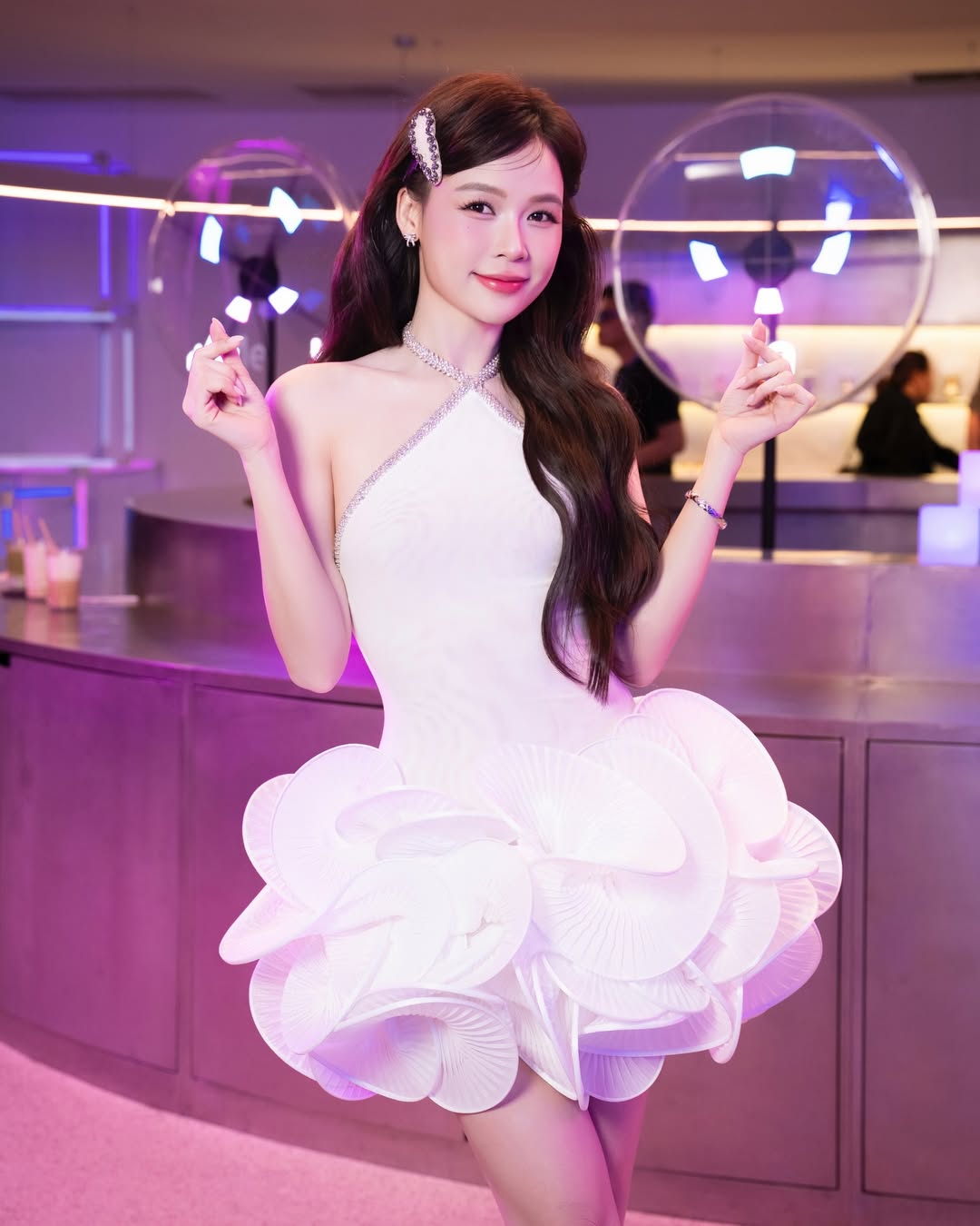 Mẹ bỉm Sam lần đầu dám làm điều này trên thảm đỏ - Ảnh 6. Mẹ bỉm Sam lần đầu dám làm điều này trên thảm đỏ - Ảnh 6.