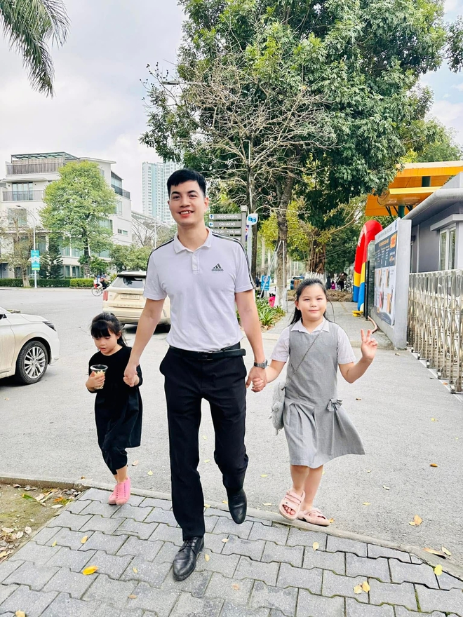 2 em bé hôm nào cũng háo hức, mong đợi đến giờ nghỉ trưa để khám phá bí mật 