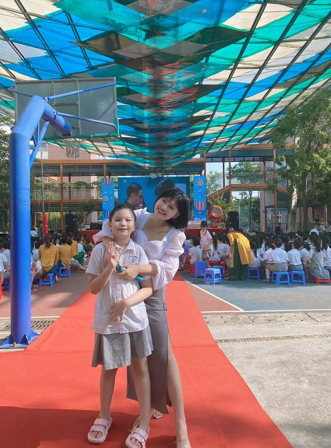 2 em bé hôm nào cũng háo hức, mong đợi đến giờ nghỉ trưa để khám phá bí mật 