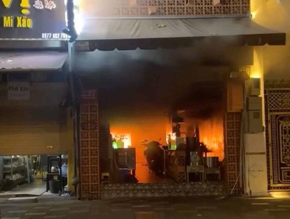 Cháy quán ăn lúc rạng sáng ở trung tâm TPHCM, 6 người thương vong - Ảnh 1.