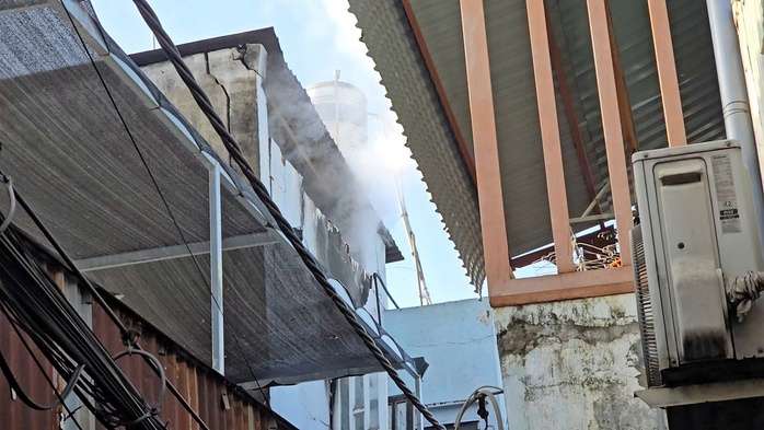 Cháy nhà 2 tầng ở TPHCM làm 1 người tử vong, nguyên nhân đang được điều tra - Ảnh 1. Cháy nhà 2 tầng ở TPHCM làm 1 người tử vong, nguyên nhân đang được điều tra - Ảnh 1.