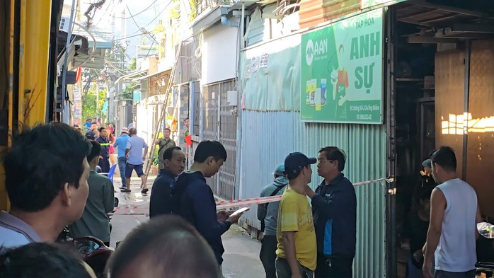 Cháy nhà 2 tầng ở TPHCM làm 1 người tử vong, nguyên nhân đang được điều tra - Ảnh 2. Cháy nhà 2 tầng ở TPHCM làm 1 người tử vong, nguyên nhân đang được điều tra - Ảnh 2.