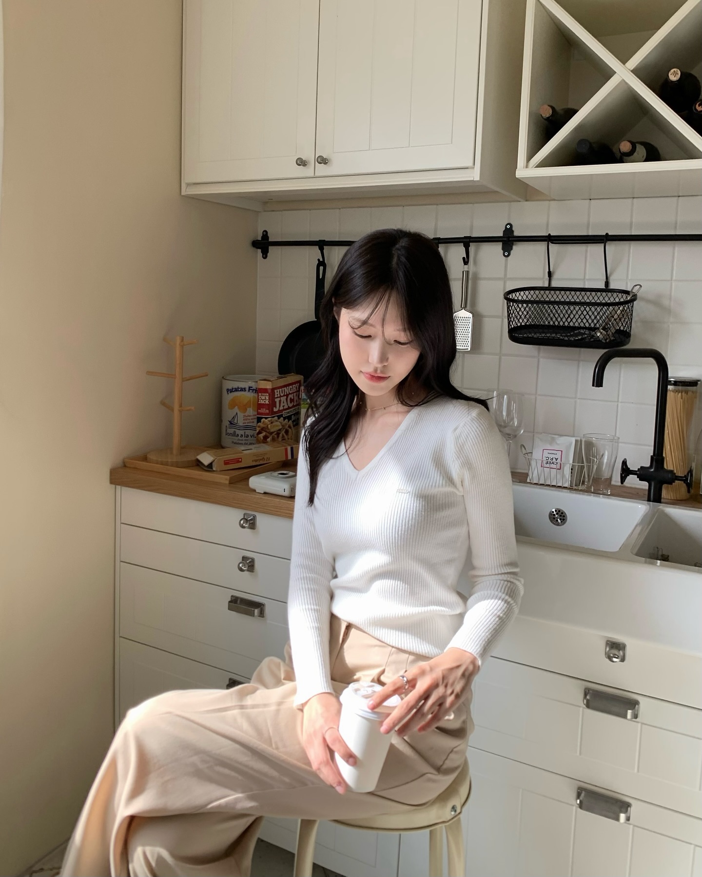 4 Cách mặc áo len đơn giản mà sành điệu của Phụ nữ Hàn Quốc - Ảnh 10. 4 Cách mặc áo len đơn giản mà sành điệu của Phụ nữ Hàn Quốc - Ảnh 10.