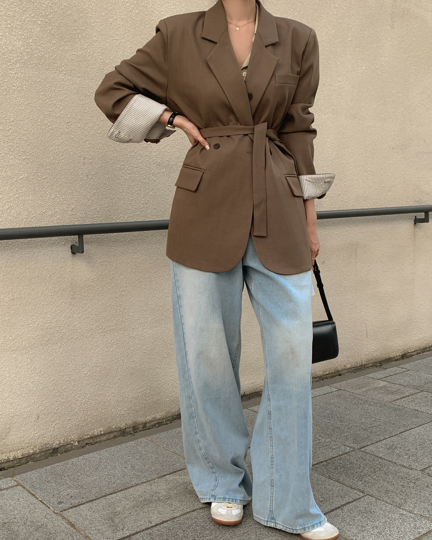 5 Kiểu áo khoác phối đồ với quần jeans đẹp nhất cho mọi phong cách - Ảnh 11. 5 Kiểu áo khoác phối đồ với quần jeans đẹp nhất cho mọi phong cách - Ảnh 11.