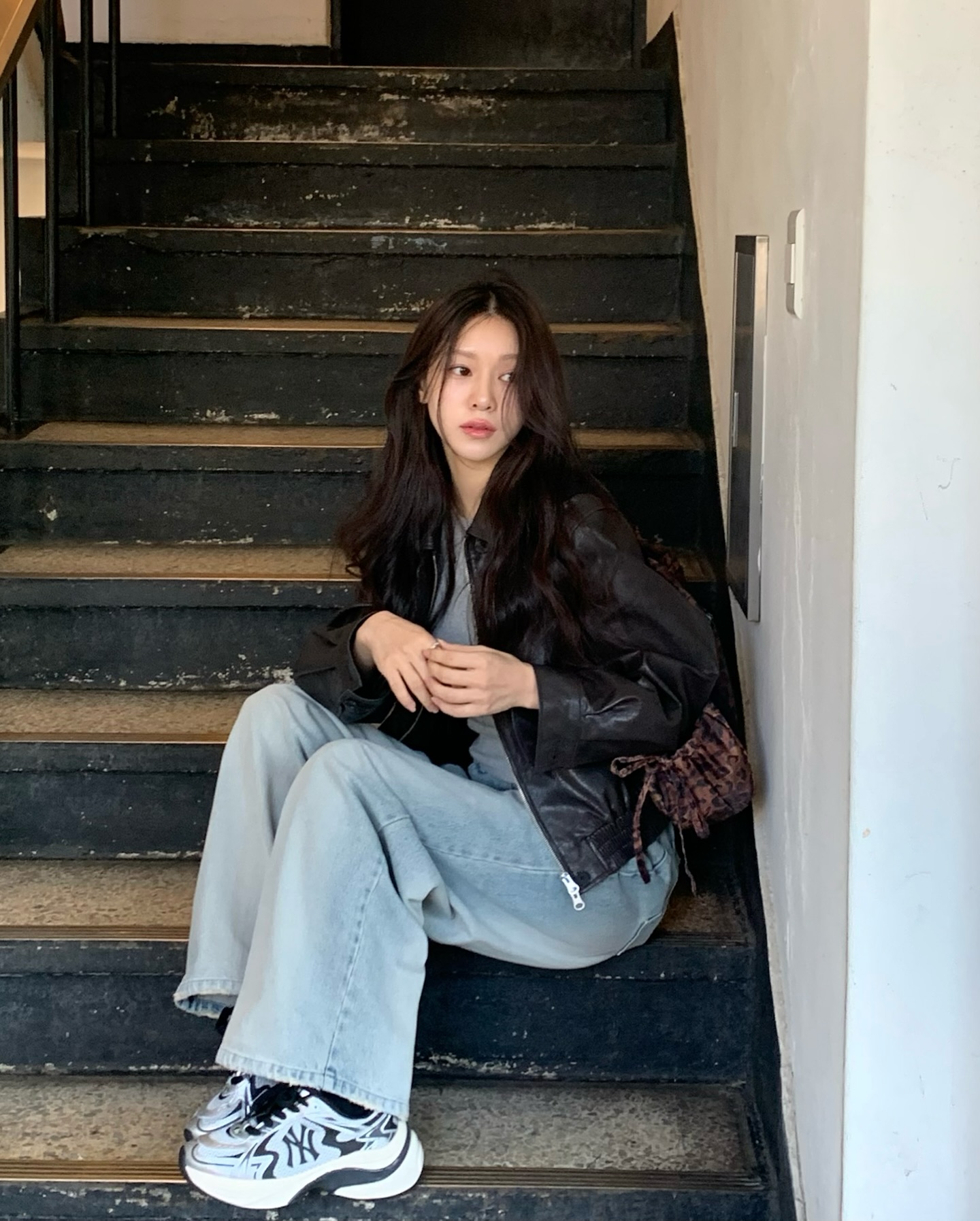 5 Kiểu áo khoác phối đồ với quần jeans đẹp nhất cho mọi phong cách - Ảnh 2. 5 Kiểu áo khoác phối đồ với quần jeans đẹp nhất cho mọi phong cách - Ảnh 2.