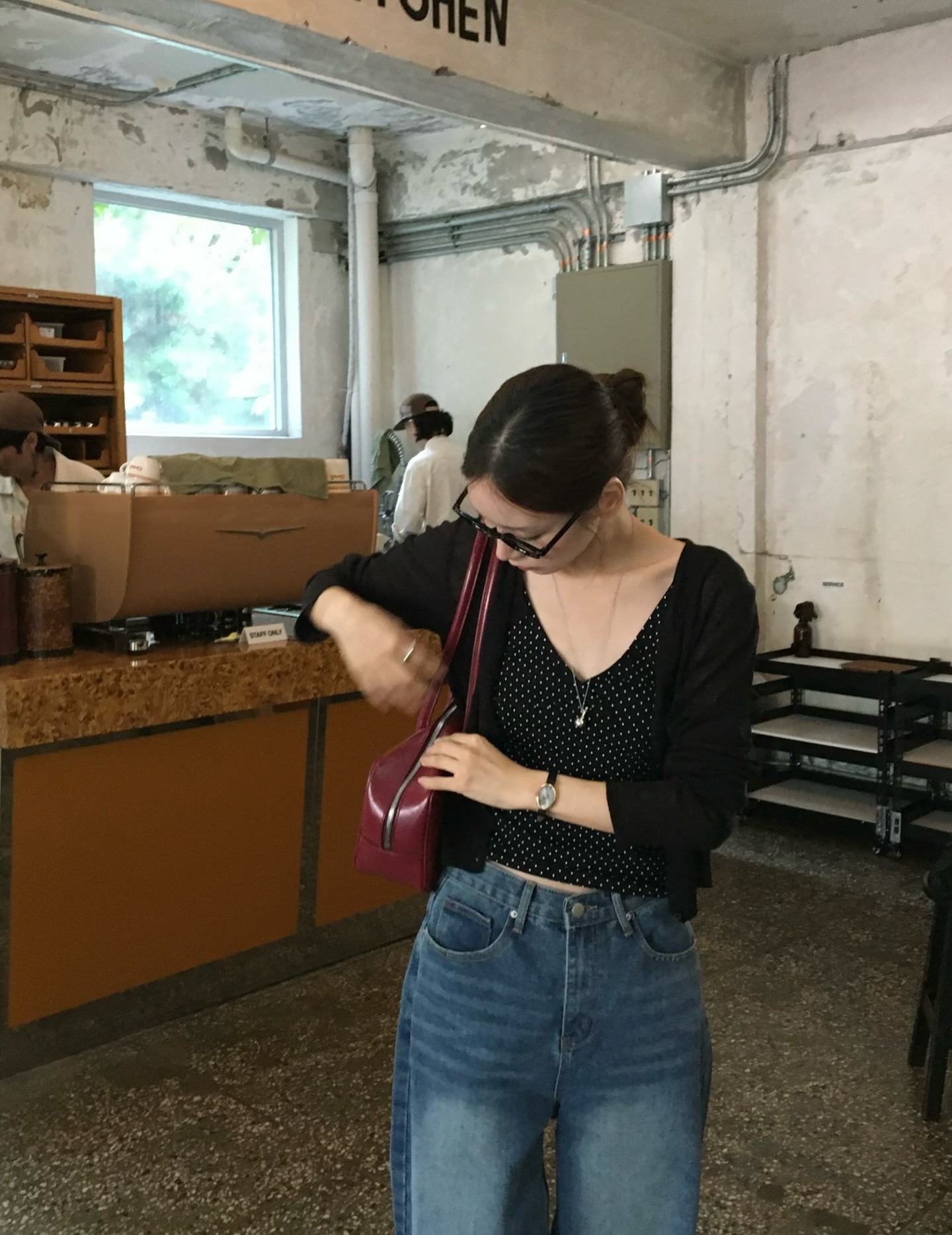 5 Kiểu áo khoác phối đồ với quần jeans đẹp nhất cho mọi phong cách - Ảnh 12. 5 Kiểu áo khoác phối đồ với quần jeans đẹp nhất cho mọi phong cách - Ảnh 12.