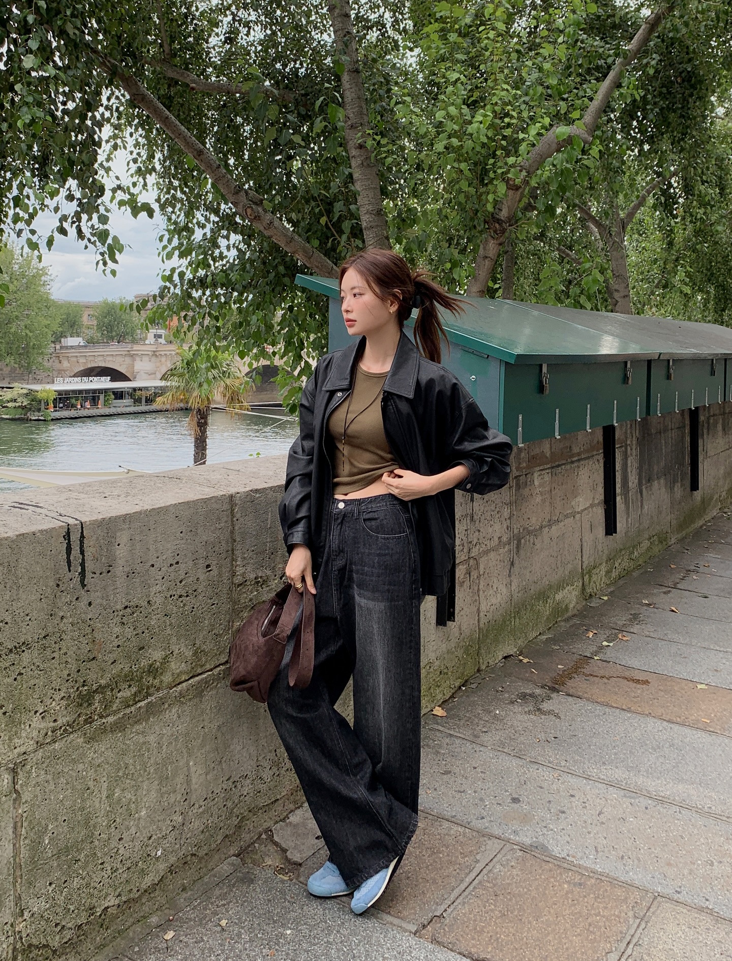 5 Kiểu áo khoác phối đồ với quần jeans đẹp nhất cho mọi phong cách - Ảnh 4. 5 Kiểu áo khoác phối đồ với quần jeans đẹp nhất cho mọi phong cách - Ảnh 4.