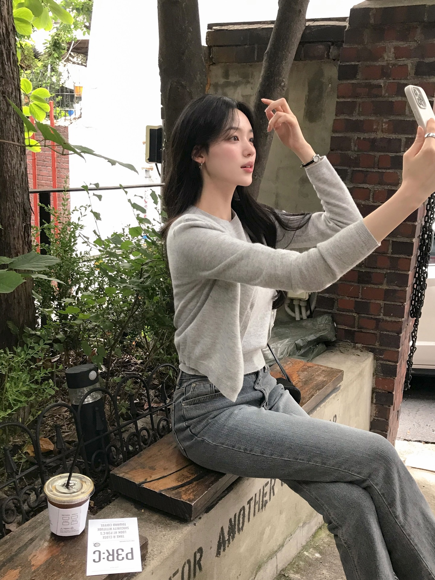 5 Kiểu áo khoác phối đồ với quần jeans đẹp nhất cho mọi phong cách - Ảnh 13. 5 Kiểu áo khoác phối đồ với quần jeans đẹp nhất cho mọi phong cách - Ảnh 13.