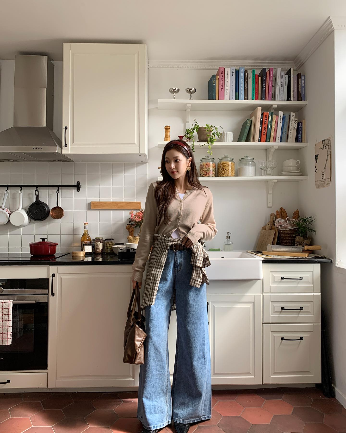 4 Cách mặc áo len đơn giản mà sành điệu của Phụ nữ Hàn Quốc - Ảnh 13. 4 Cách mặc áo len đơn giản mà sành điệu của Phụ nữ Hàn Quốc - Ảnh 13.