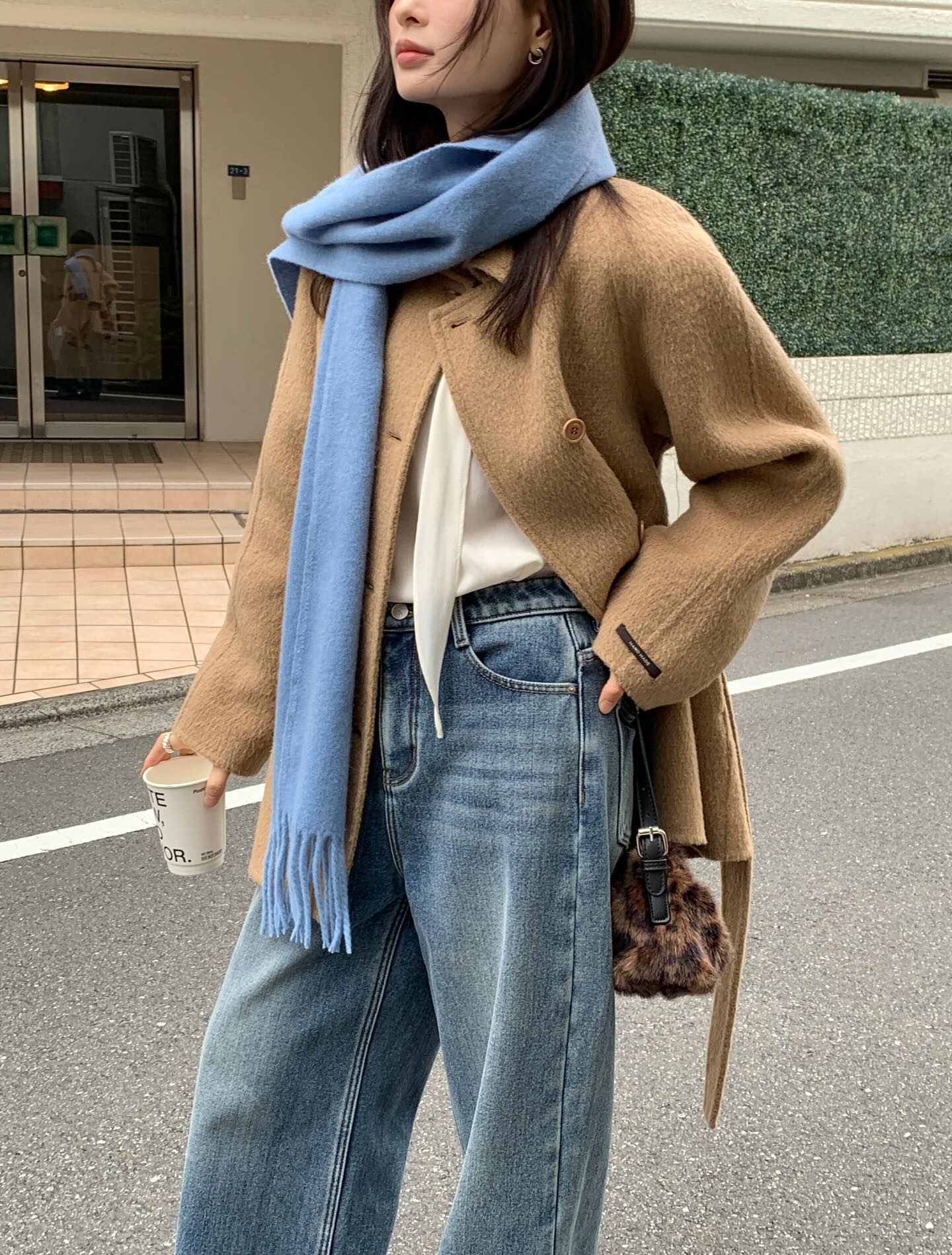 5 Kiểu áo khoác phối đồ với quần jeans đẹp nhất cho mọi phong cách - Ảnh 9. 5 Kiểu áo khoác phối đồ với quần jeans đẹp nhất cho mọi phong cách - Ảnh 9.