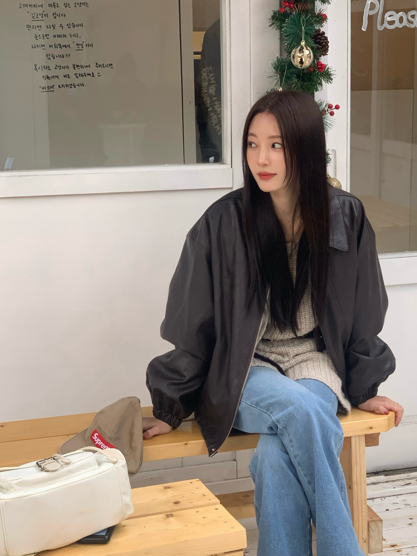 5 Kiểu áo khoác phối đồ với quần jeans đẹp nhất cho mọi phong cách - Ảnh 1. 5 Kiểu áo khoác phối đồ với quần jeans đẹp nhất cho mọi phong cách - Ảnh 1.