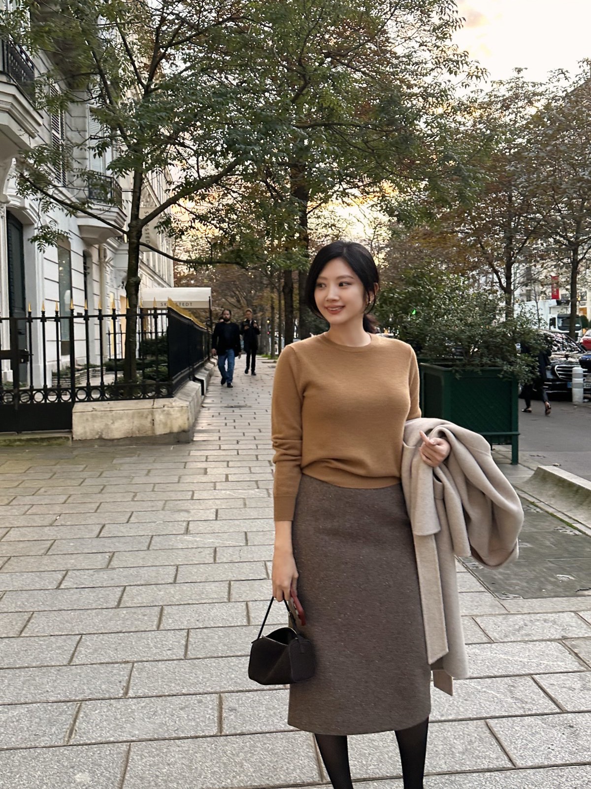 4 Cách mặc áo len đơn giản mà sành điệu của Phụ nữ Hàn Quốc - Ảnh 1. 4 Cách mặc áo len đơn giản mà sành điệu của Phụ nữ Hàn Quốc - Ảnh 1.