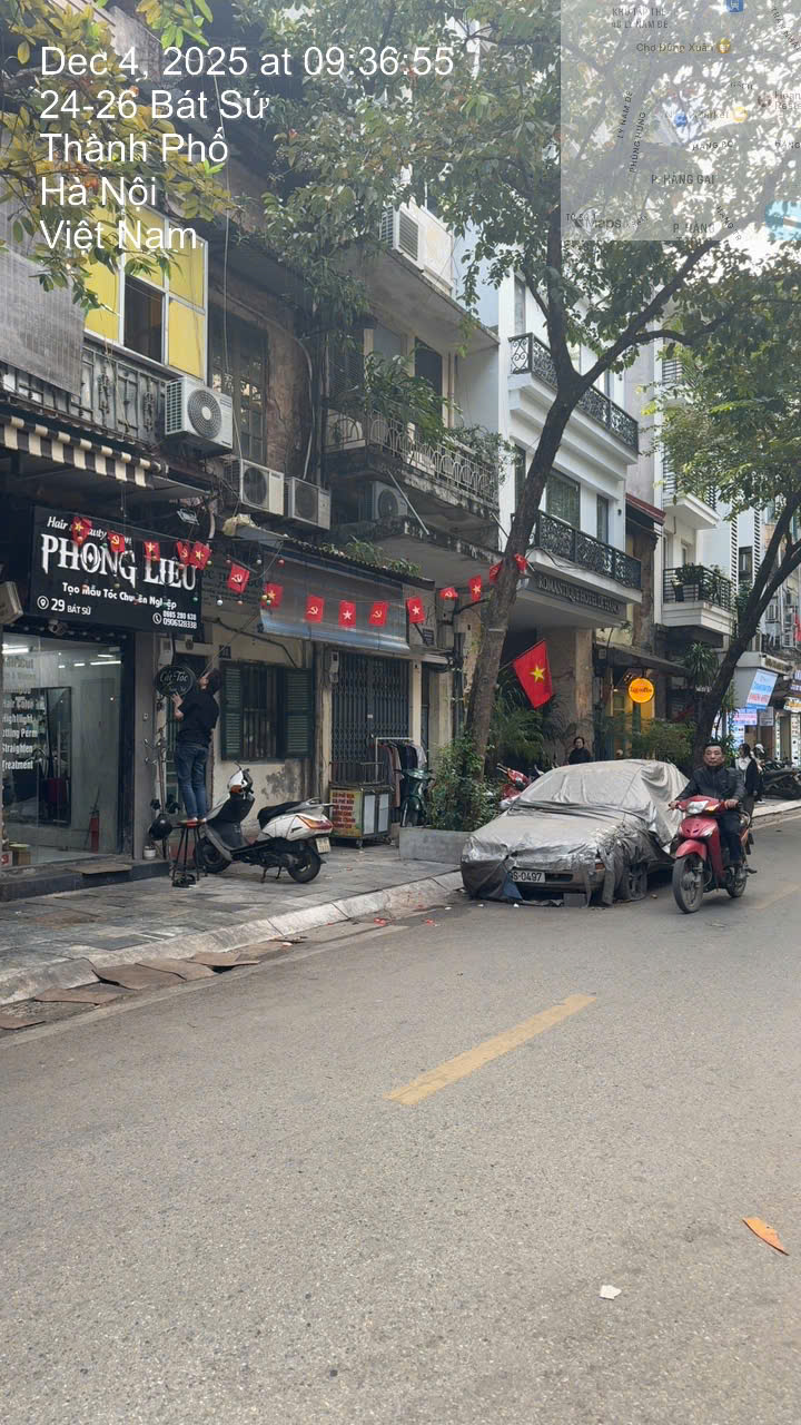 Ô tô phủ bạt 4 năm trên phố Bát Sứ và chủ nhân thực sự - Ảnh 1. Ô tô phủ bạt 4 năm trên phố Bát Sứ và chủ nhân thực sự - Ảnh 1.