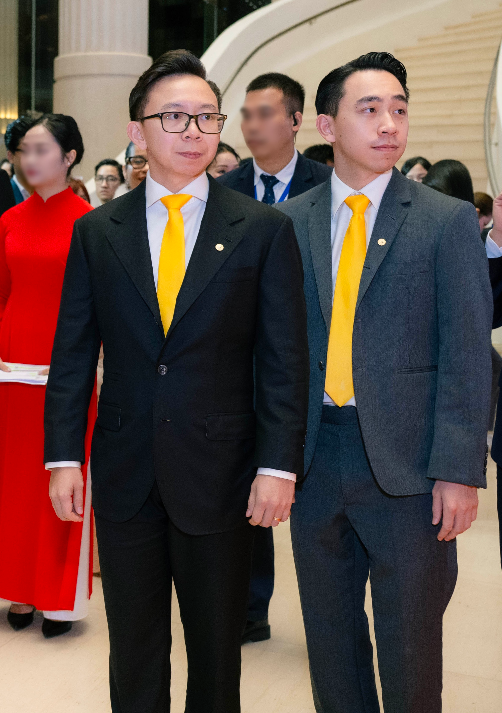 Phu nhân tỷ phú Phạm Nhật Vượng đẹp nhờ áo dài quá tinh tế, 1 chi tiết kết nối đến chồng và con trai- Ảnh 5.