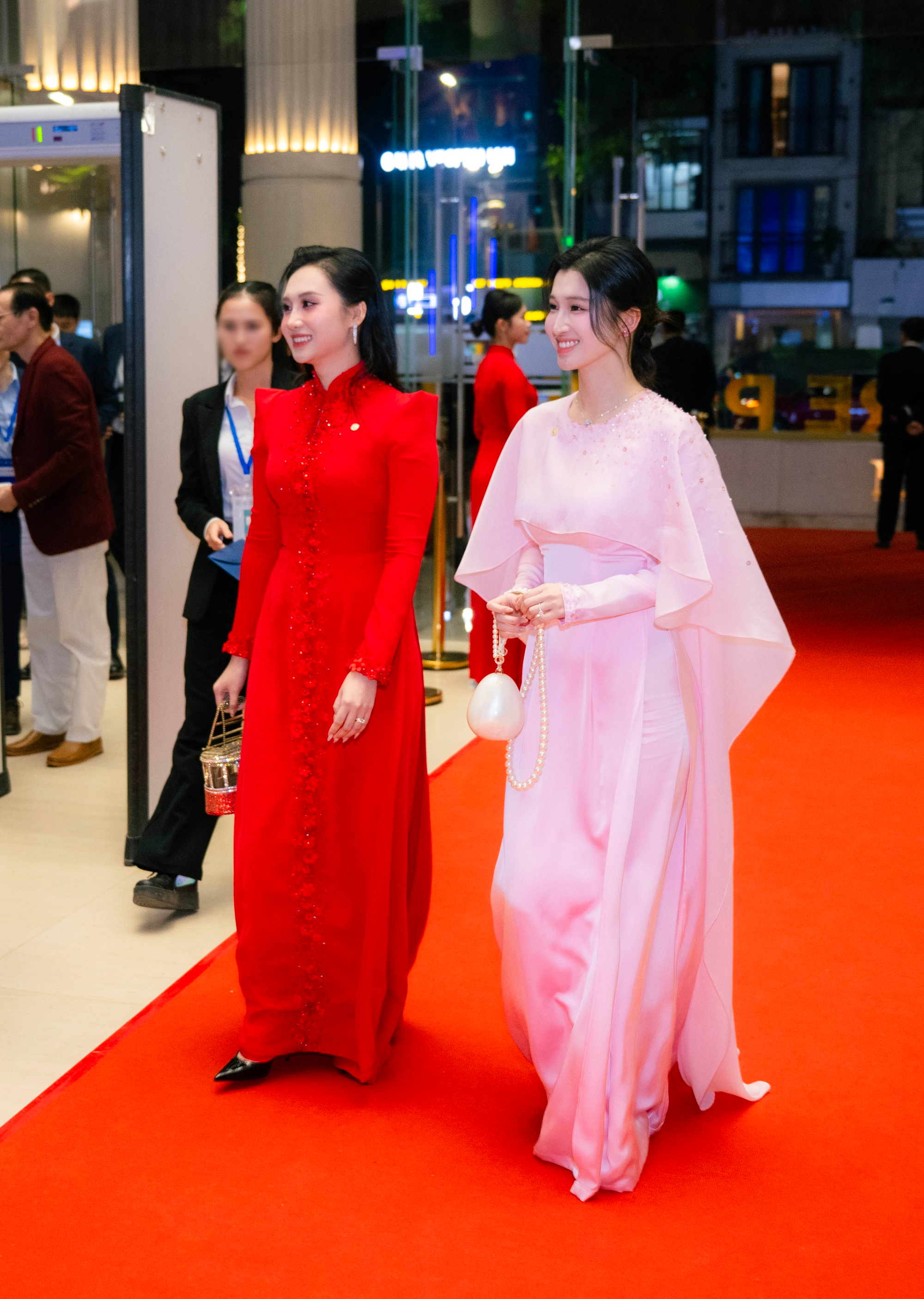 Phu nhân tỷ phú Phạm Nhật Vượng đẹp nhờ áo dài quá tinh tế, 1 chi tiết kết nối đến chồng và con trai- Ảnh 6.