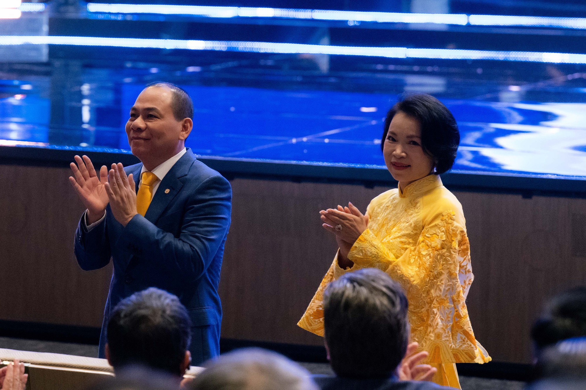 Phu nhân tỷ phú Phạm Nhật Vượng đẹp nhờ áo dài quá tinh tế, 1 chi tiết kết nối đến chồng và con trai- Ảnh 4.