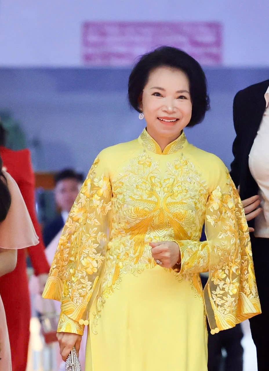Phu nhân tỷ phú Phạm Nhật Vượng đẹp nhờ áo dài quá tinh tế, 1 chi tiết kết nối đến chồng và con trai- Ảnh 2.
