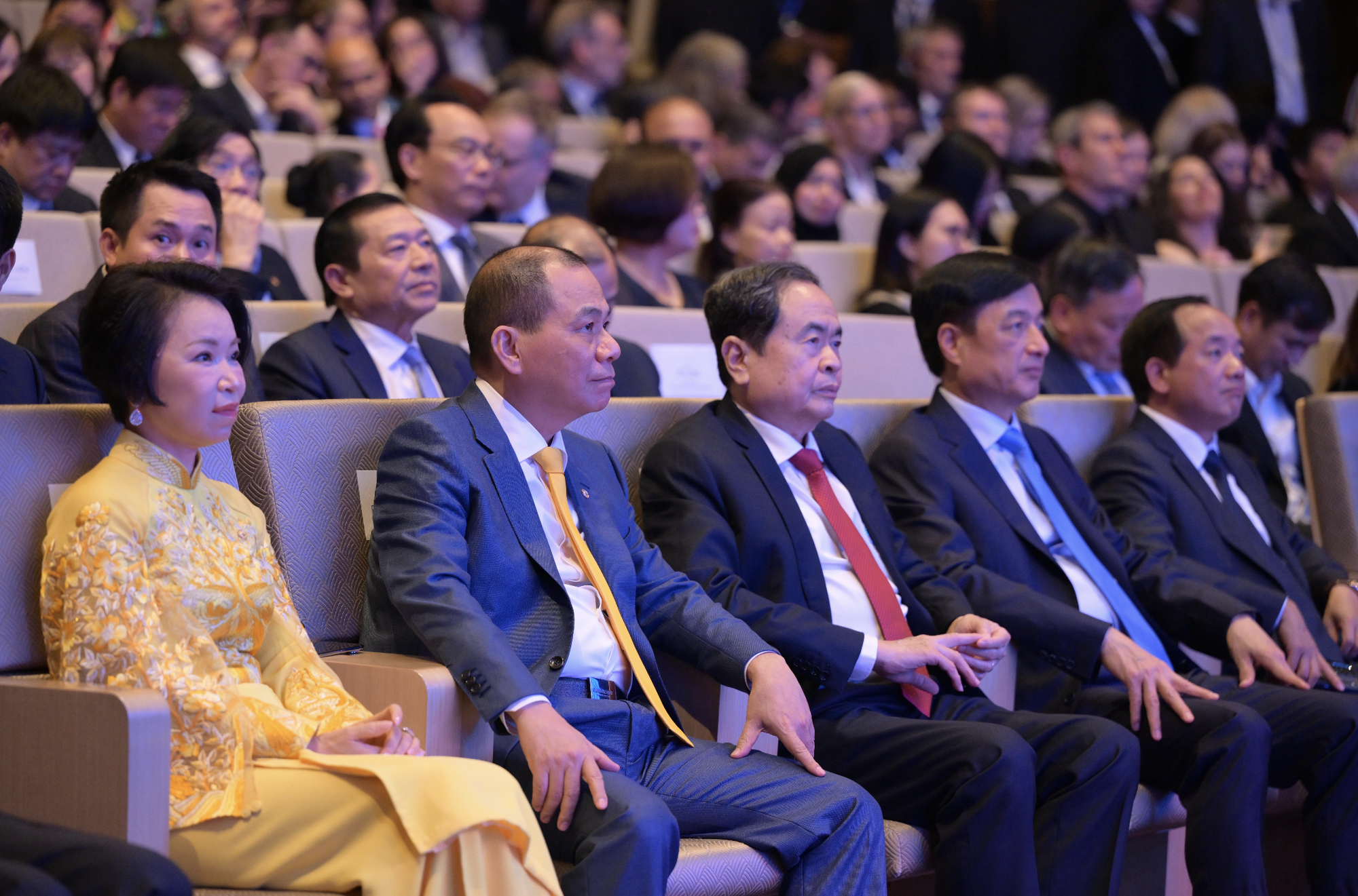 Phu nhân tỷ phú Phạm Nhật Vượng đẹp nhờ áo dài quá tinh tế, 1 chi tiết kết nối đến chồng và con trai- Ảnh 3.