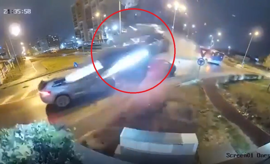 Mercedes đâm vào bùng binh rồi bay lên trời như phim hành động - Ảnh 1.