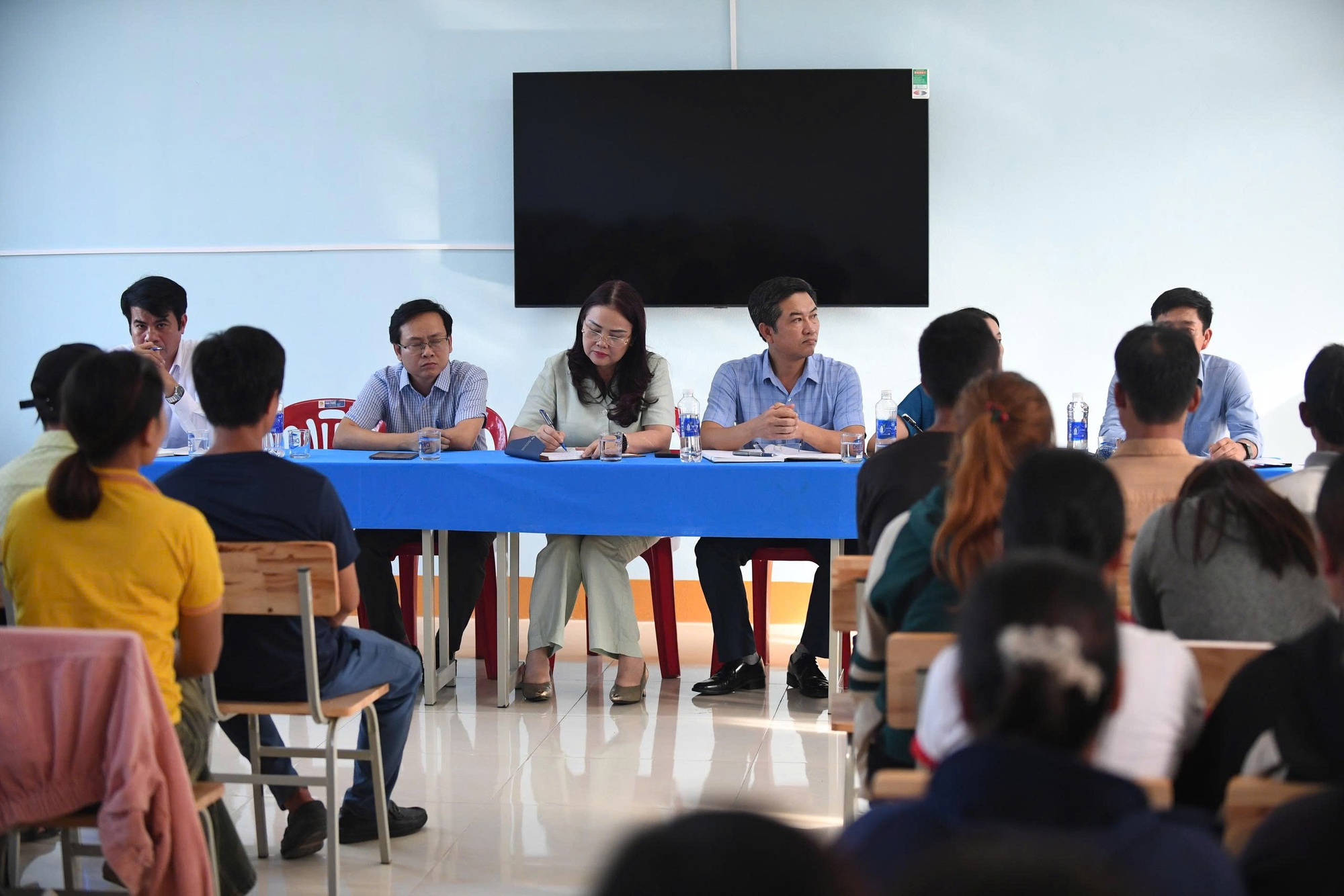 Phó hiệu trưởng Đỗ Thị Hồng Huế và những xáo trộn tại trường Tiểu học Kim thủy - Ảnh 2. Phó hiệu trưởng Đỗ Thị Hồng Huế và những xáo trộn tại trường Tiểu học Kim thủy - Ảnh 2.