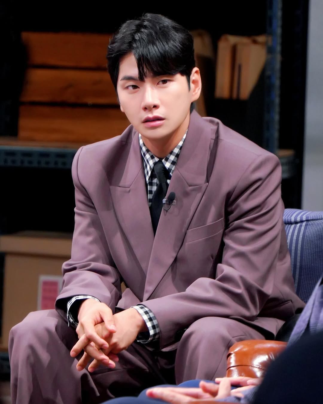 Lee Yi Kyung phản pháo MC quốc dân Yoo Jae Suk trên sân khấu AAA gây sốt mạng xã hội - Ảnh 6. Lee Yi Kyung phản pháo MC quốc dân Yoo Jae Suk trên sân khấu AAA gây sốt mạng xã hội - Ảnh 6.