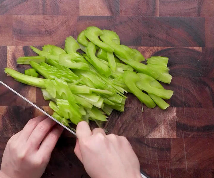 Cần tây: Món ngon giúp làm sạch mạch máu và ngăn ngừa đột qụy hiệu quả - Ảnh 7. Cần tây: Món ngon giúp làm sạch mạch máu và ngăn ngừa đột qụy hiệu quả - Ảnh 7.