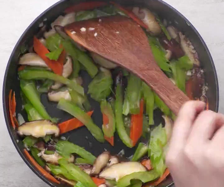 Cần tây: Món ngon giúp làm sạch mạch máu và ngăn ngừa đột qụy hiệu quả - Ảnh 11. Cần tây: Món ngon giúp làm sạch mạch máu và ngăn ngừa đột qụy hiệu quả - Ảnh 11.