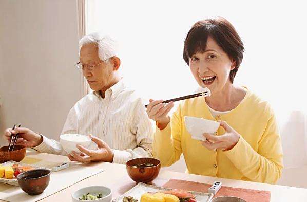 Hóa ra cách ăn uống của một người có thể xác định tuổi thọ: Có 5 đặc điểm này bạn sẽ sống lâu - Ảnh 1.