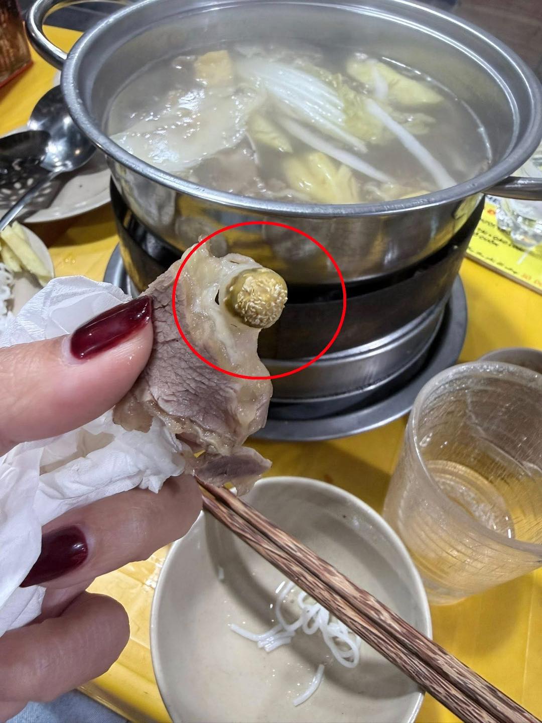 Quán bò nhúng dấm ở Hà Nội bị tố có dòi: Quản lý phủ nhận và quán dừng hoạt động - Ảnh 2. Quán bò nhúng dấm ở Hà Nội bị tố có dòi: Quản lý phủ nhận và quán dừng hoạt động - Ảnh 2.