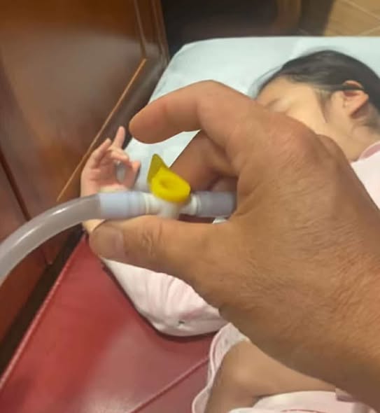 Xôn xao MXH: Ông bố khoe chữa viêm họng cho con bằng cách... dùng chanh muối để thụt đại tràng- Ảnh 1. Xôn xao MXH: Ông bố khoe chữa viêm họng cho con bằng cách... dùng chanh muối để thụt đại tràng- Ảnh 1.