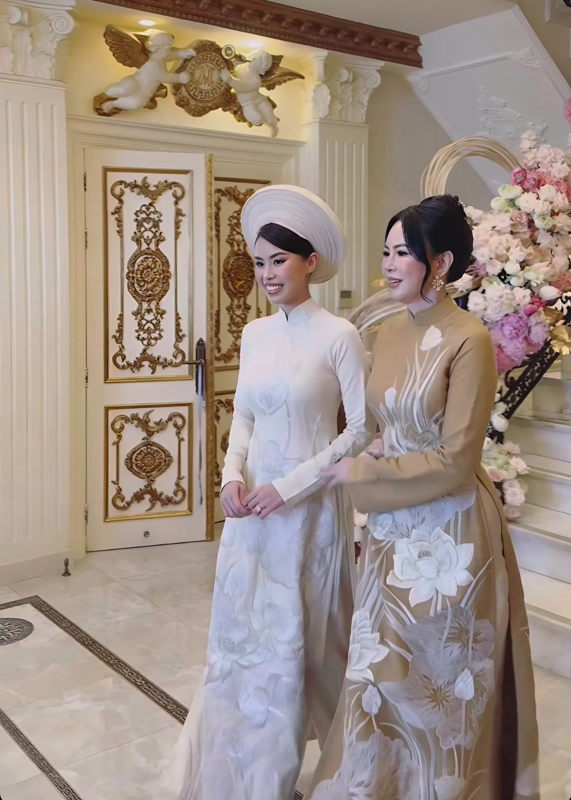 Tổ hợp áo dài hào môn: Hà Tăng, Linh Rin khác biệt nhà chồng; gia đình tỷ phú cài ẩn ý sau 1 chi tiết- Ảnh 8. Tổ hợp áo dài hào môn: Hà Tăng, Linh Rin khác biệt nhà chồng; gia đình tỷ phú cài ẩn ý sau 1 chi tiết- Ảnh 8.