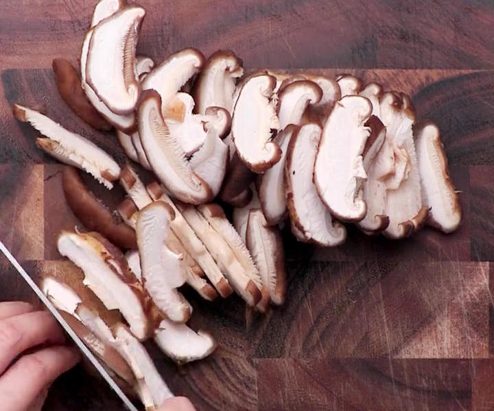 Cần tây: Món ngon giúp làm sạch mạch máu và ngăn ngừa đột qụy hiệu quả - Ảnh 6. Cần tây: Món ngon giúp làm sạch mạch máu và ngăn ngừa đột qụy hiệu quả - Ảnh 6.