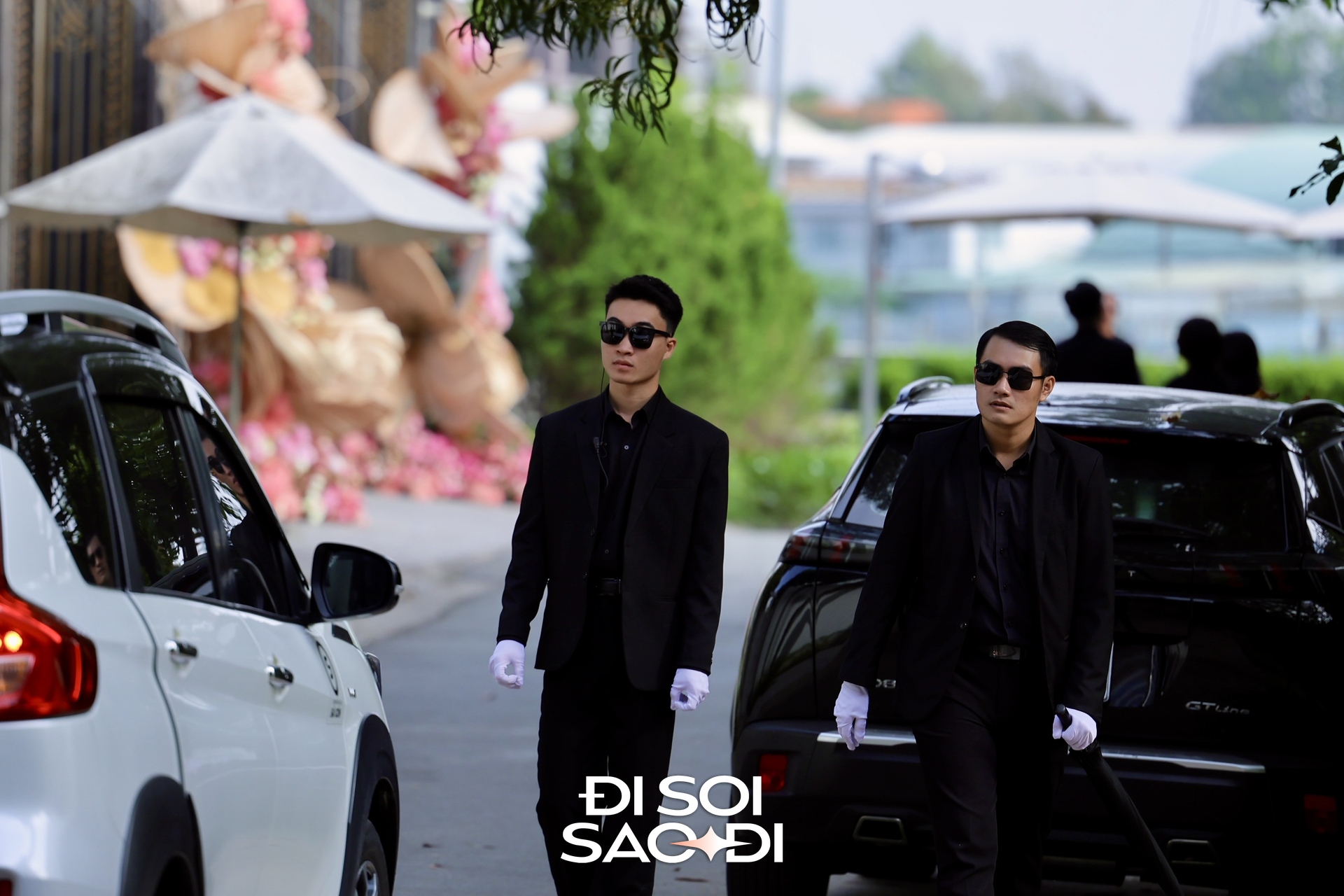 Đám cưới Tiên Nguyễn: Hôn lễ sang trọng và an ninh thắt chặt tại biệt thự - Ảnh 28. Đám cưới Tiên Nguyễn: Hôn lễ sang trọng và an ninh thắt chặt tại biệt thự - Ảnh 28.