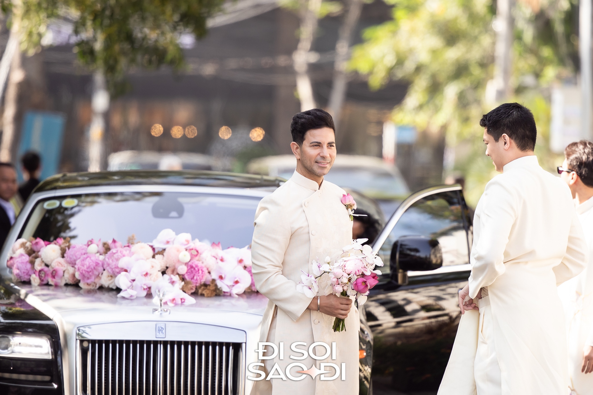 Đám cưới Tiên Nguyễn: Cô dâu đeo kim cương lấp lánh lộ diện, gia đình tỷ phú tươi rói gả con gái cưng!- Ảnh 3.