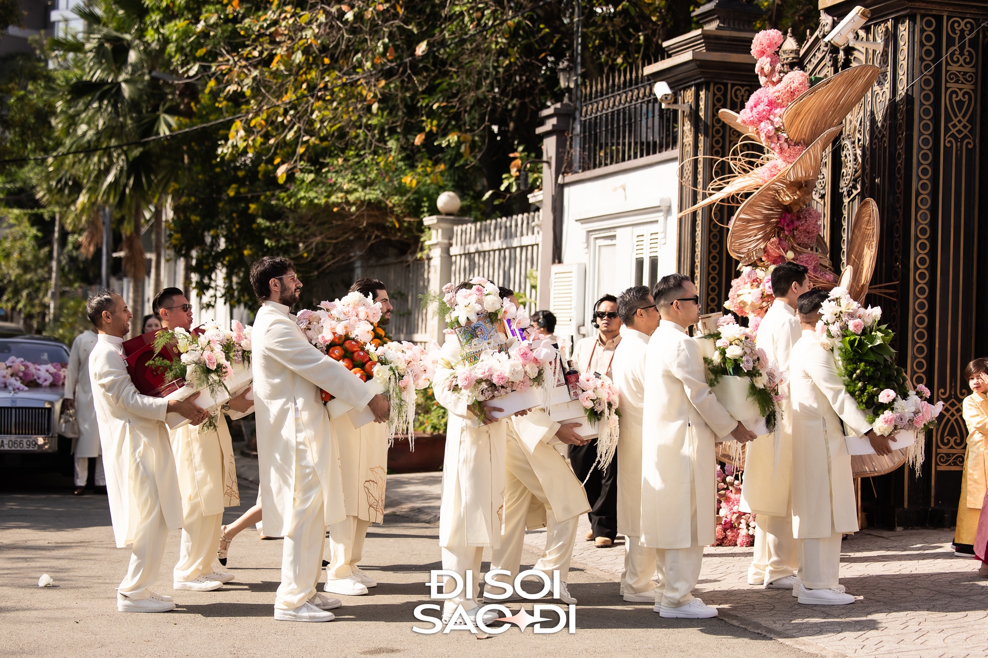 Đám cưới Tiên Nguyễn: Cô dâu đeo kim cương lấp lánh lộ diện, gia đình tỷ phú tươi rói gả con gái cưng!- Ảnh 9.