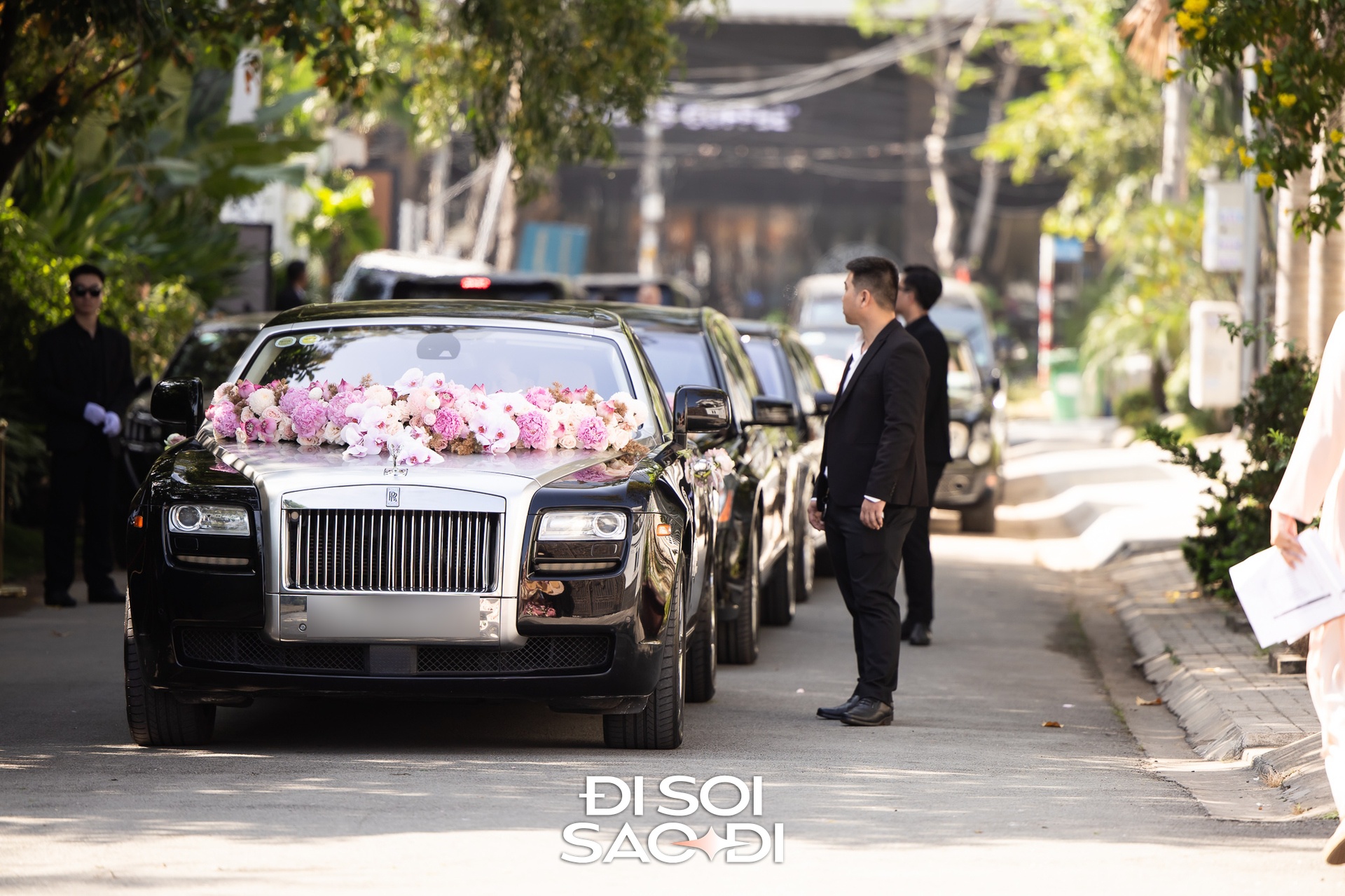 Đám cưới Tiên Nguyễn: Cô dâu đeo kim cương lấp lánh lộ diện, gia đình tỷ phú tươi rói gả con gái cưng!- Ảnh 1.