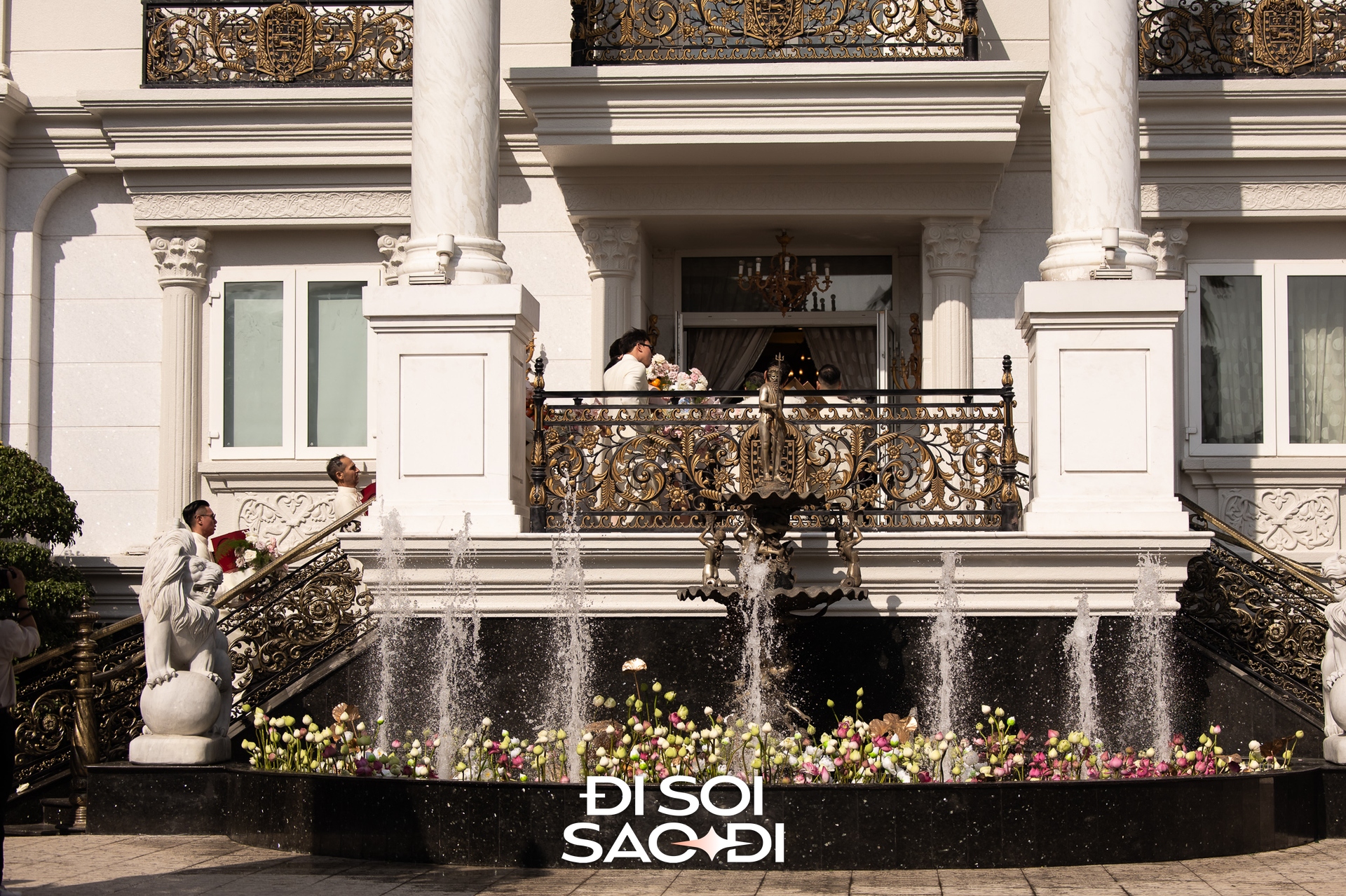 Đám cưới Tiên Nguyễn: Cô dâu đeo kim cương lấp lánh lộ diện, gia đình tỷ phú tươi rói gả con gái cưng!- Ảnh 10.