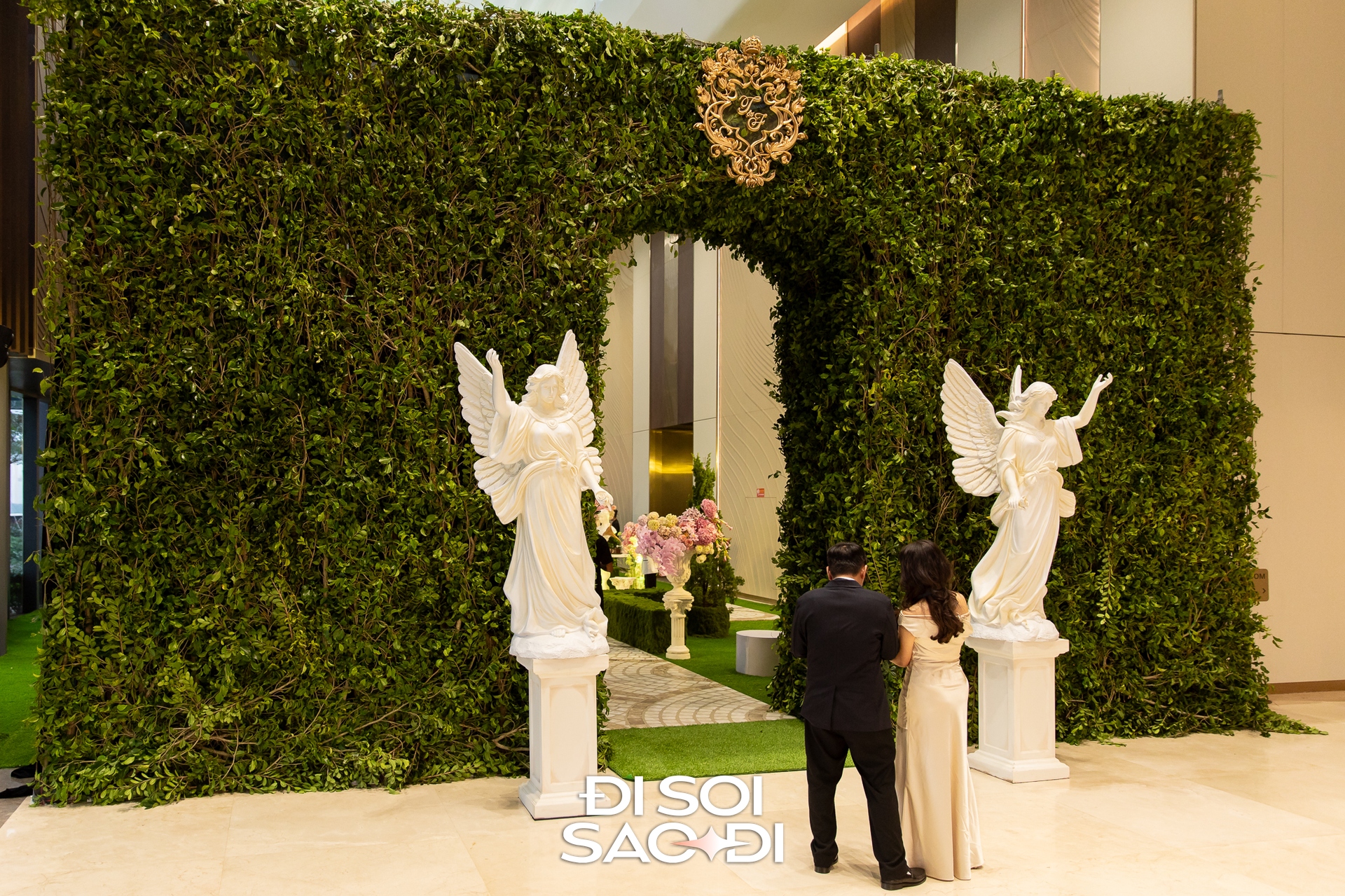 Toàn cảnh siêu lễ cưới của Tiên Nguyễn và chồng gốc Dubai: Cô dâu chú rể tình tứ, gia đình tỷ phú đến dàn khách mời Toàn cảnh siêu lễ cưới của Tiên Nguyễn và chồng gốc Dubai: Cô dâu chú rể tình tứ, gia đình tỷ phú đến dàn khách mời