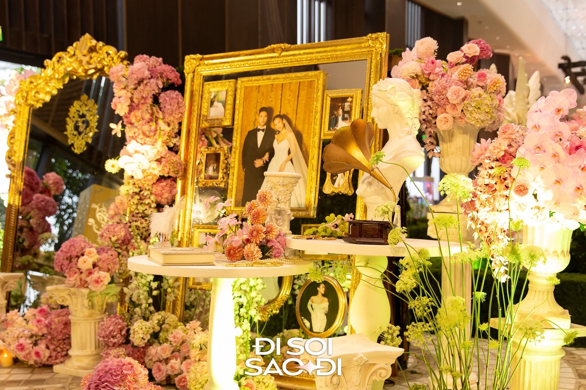 Toàn cảnh siêu lễ cưới của Tiên Nguyễn và chồng gốc Dubai: Cô dâu chú rể tình tứ, gia đình tỷ phú đến dàn khách mời Toàn cảnh siêu lễ cưới của Tiên Nguyễn và chồng gốc Dubai: Cô dâu chú rể tình tứ, gia đình tỷ phú đến dàn khách mời