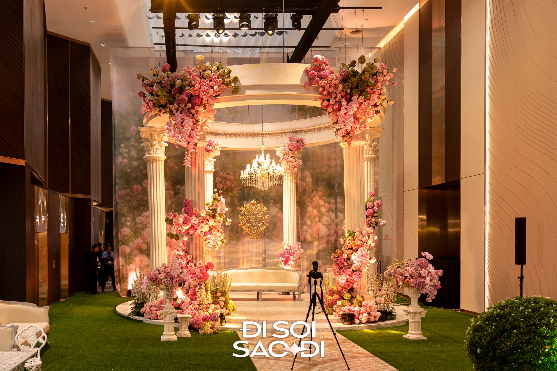 Toàn cảnh siêu lễ cưới của Tiên Nguyễn và chồng gốc Dubai: Cô dâu chú rể tình tứ, gia đình tỷ phú đến dàn khách mời Toàn cảnh siêu lễ cưới của Tiên Nguyễn và chồng gốc Dubai: Cô dâu chú rể tình tứ, gia đình tỷ phú đến dàn khách mời