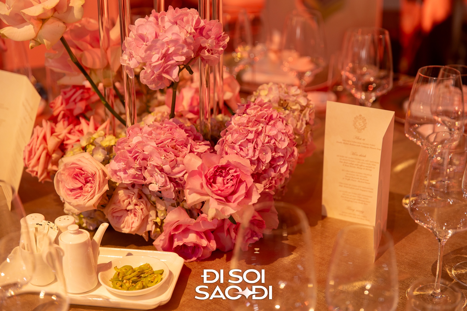 Lễ cưới của Tiên Nguyễn và chồng gốc Dubai: Cô dâu chú rể khoá môi ngọt ngào, tỷ phú Johnathan Hạnh Nguyễn phát biểu song ngữ!- Ảnh 23. Lễ cưới của Tiên Nguyễn và chồng gốc Dubai: Cô dâu chú rể khoá môi ngọt ngào, tỷ phú Johnathan Hạnh Nguyễn phát biểu song ngữ!- Ảnh 23.