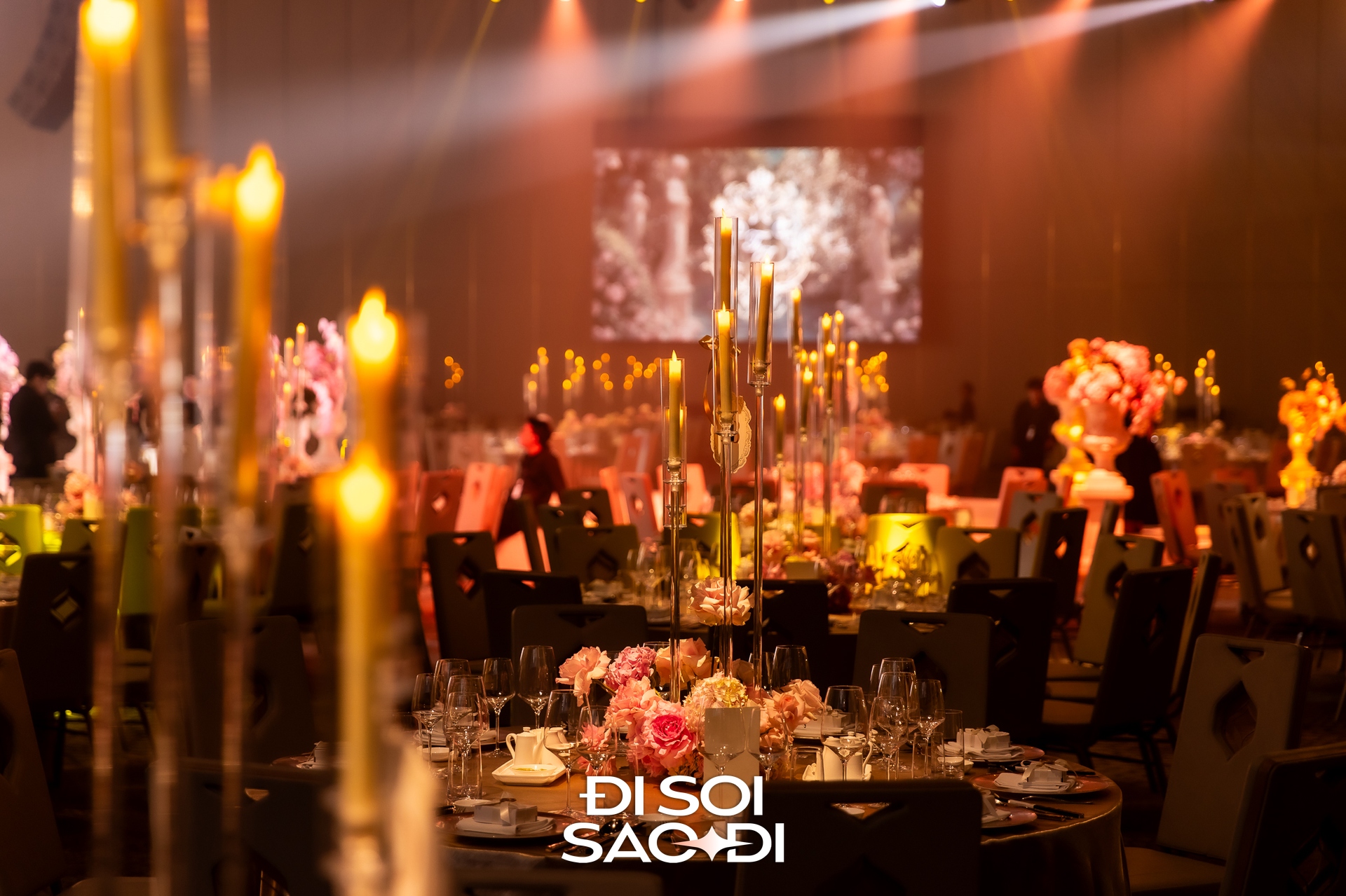 Lễ cưới của Tiên Nguyễn và chồng gốc Dubai: Cô dâu chú rể khoá môi ngọt ngào, tỷ phú Johnathan Hạnh Nguyễn phát biểu song ngữ!- Ảnh 25. Lễ cưới của Tiên Nguyễn và chồng gốc Dubai: Cô dâu chú rể khoá môi ngọt ngào, tỷ phú Johnathan Hạnh Nguyễn phát biểu song ngữ!- Ảnh 25.