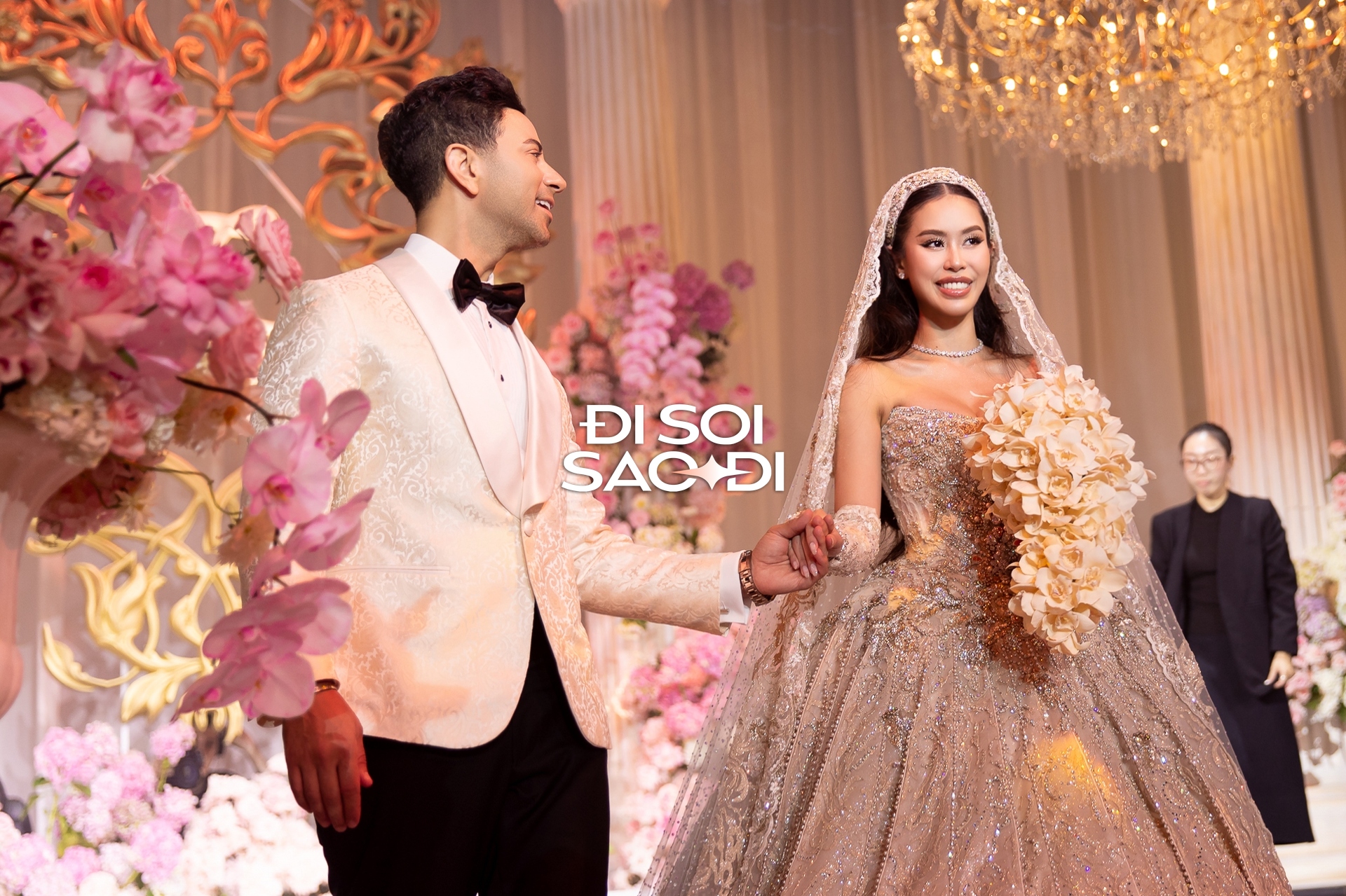 Lễ cưới của Tiên Nguyễn và chồng gốc Dubai: Cô dâu chú rể khoá môi ngọt ngào, tỷ phú Johnathan Hạnh Nguyễn phát biểu song ngữ!- Ảnh 14. Lễ cưới của Tiên Nguyễn và chồng gốc Dubai: Cô dâu chú rể khoá môi ngọt ngào, tỷ phú Johnathan Hạnh Nguyễn phát biểu song ngữ!- Ảnh 14.