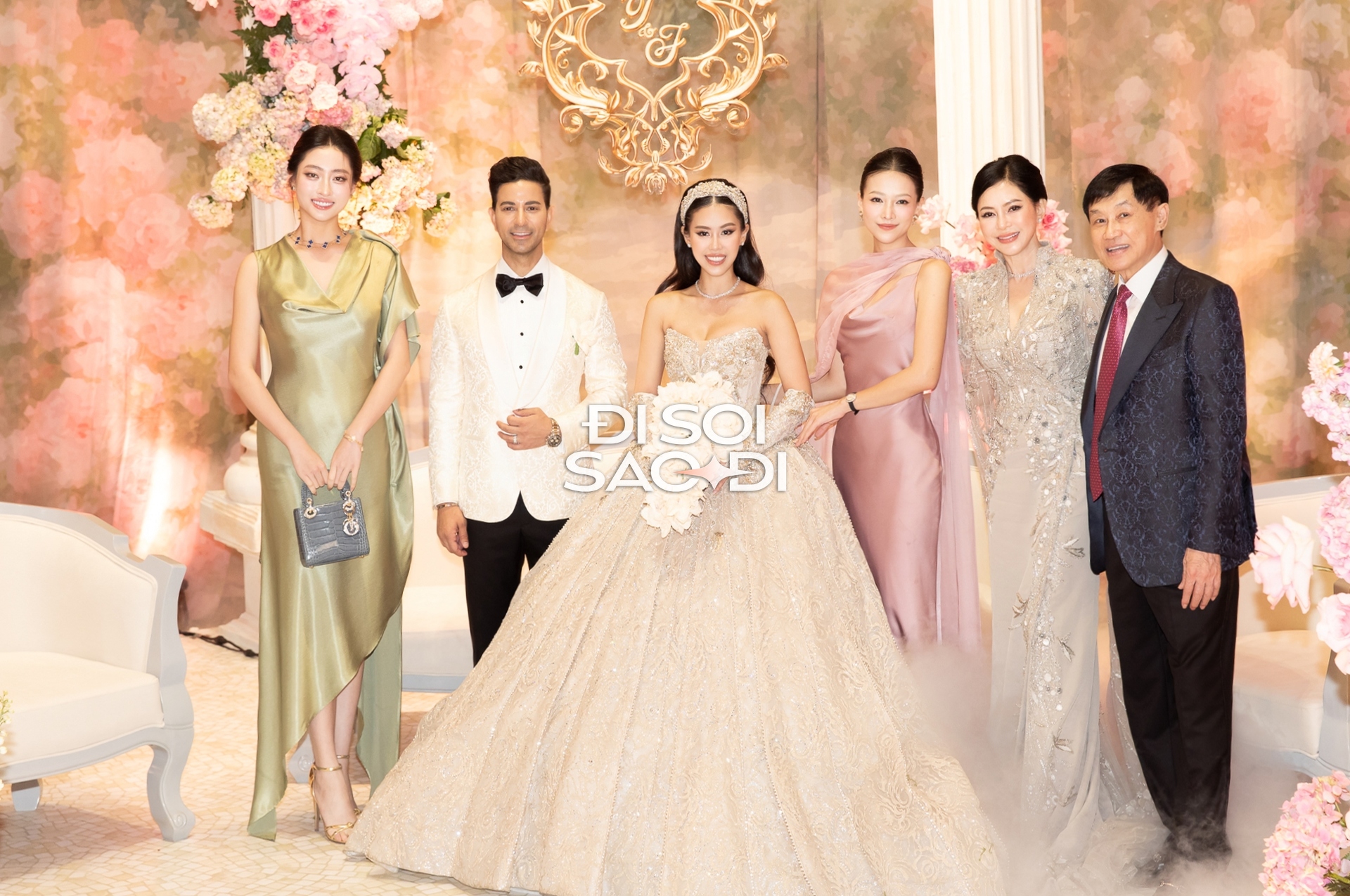 Lễ cưới của Tiên Nguyễn và chồng gốc Dubai: Cô dâu chú rể khoá môi ngọt ngào, tỷ phú Johnathan Hạnh Nguyễn phát biểu song ngữ!- Ảnh 7. Lễ cưới của Tiên Nguyễn và chồng gốc Dubai: Cô dâu chú rể khoá môi ngọt ngào, tỷ phú Johnathan Hạnh Nguyễn phát biểu song ngữ!- Ảnh 7.