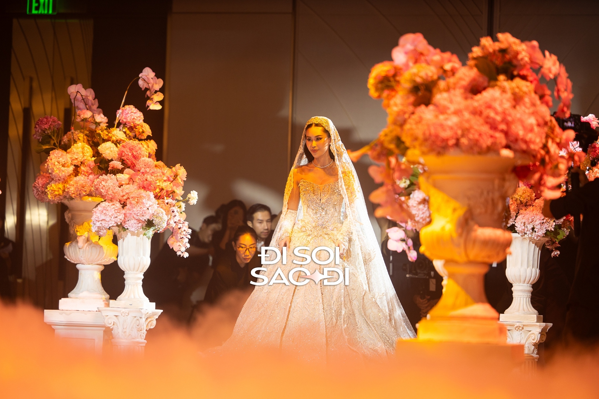 Toàn cảnh siêu lễ cưới của Tiên Nguyễn và chồng gốc Dubai: Cô dâu chú rể tình tứ, gia đình tỷ phú đến dàn khách mời Toàn cảnh siêu lễ cưới của Tiên Nguyễn và chồng gốc Dubai: Cô dâu chú rể tình tứ, gia đình tỷ phú đến dàn khách mời