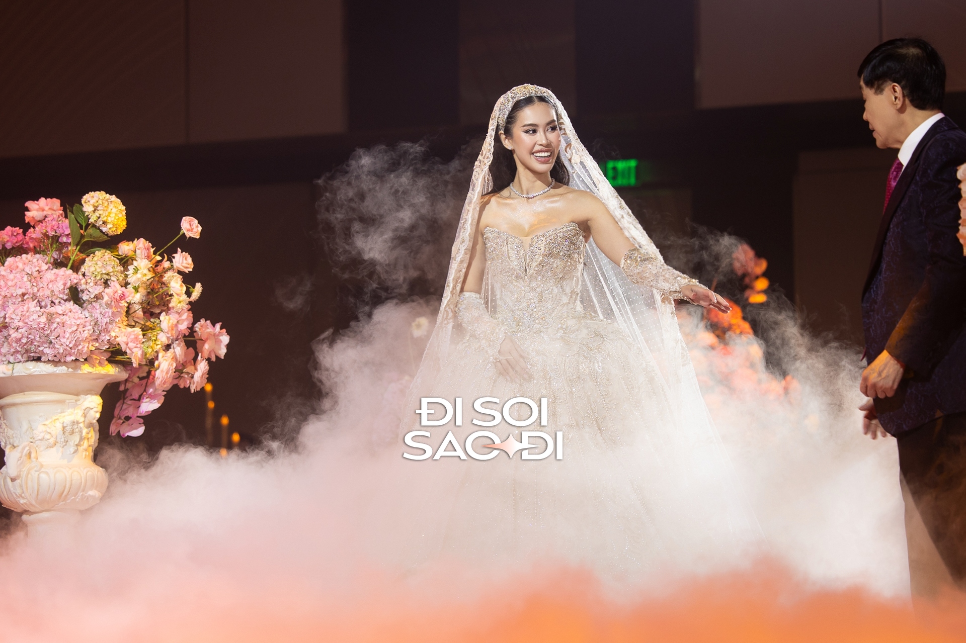 Toàn cảnh siêu lễ cưới của Tiên Nguyễn và chồng gốc Dubai: Cô dâu chú rể tình tứ, gia đình tỷ phú đến dàn khách mời Toàn cảnh siêu lễ cưới của Tiên Nguyễn và chồng gốc Dubai: Cô dâu chú rể tình tứ, gia đình tỷ phú đến dàn khách mời