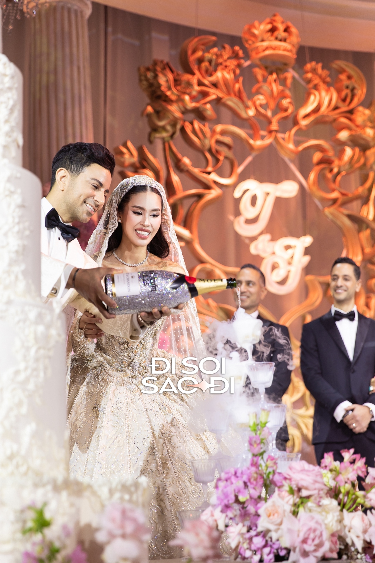 Toàn cảnh siêu lễ cưới của Tiên Nguyễn và chồng gốc Dubai: Cô dâu chú rể tình tứ, gia đình tỷ phú đến dàn khách mời Toàn cảnh siêu lễ cưới của Tiên Nguyễn và chồng gốc Dubai: Cô dâu chú rể tình tứ, gia đình tỷ phú đến dàn khách mời